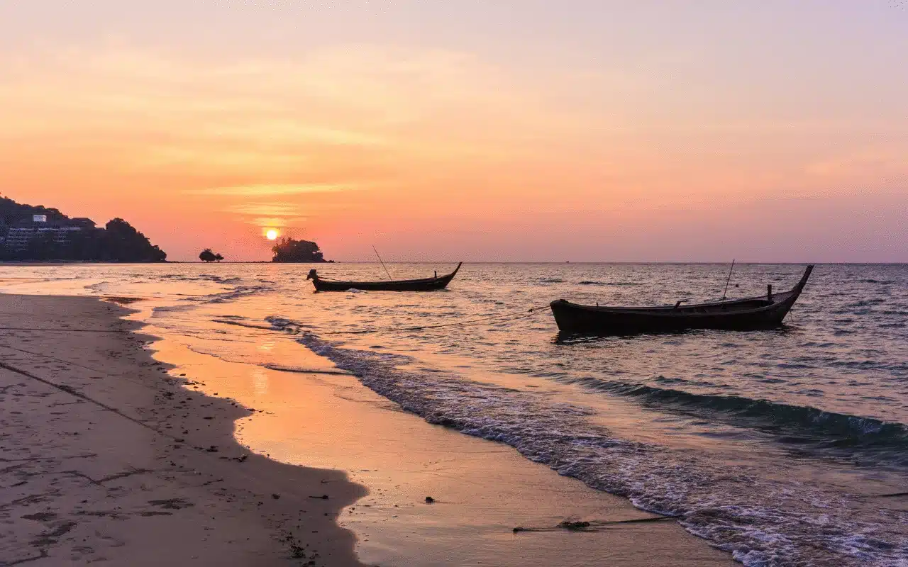 หาดภูเก็ต มีที่ไหนสวย น้ำใส และน่าไปบ้าง 1 หาดในยาง
