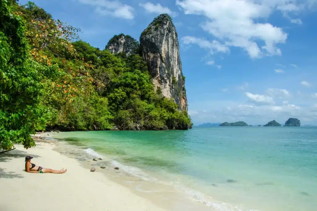 เที่ยวเกาะห้อง กระบี่ ดำน้ำดูปะการัง ชมวิวทะเลมุมสูง 1 บรรยากาศที่เกาะห้อง
